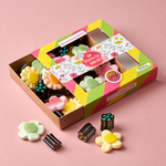 Bouquet de roses avec un petit coffret de bonbons