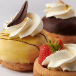Gesorteerde slagroom gebakjes