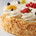 Fruitige slagroomtaart rond
