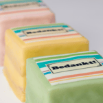 Gekleurde petit fours met logo
