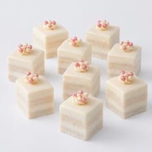 Geboorte petit fours meisje